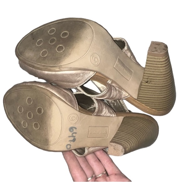 Apostrophe Gold Heels - Picture 4 of 6